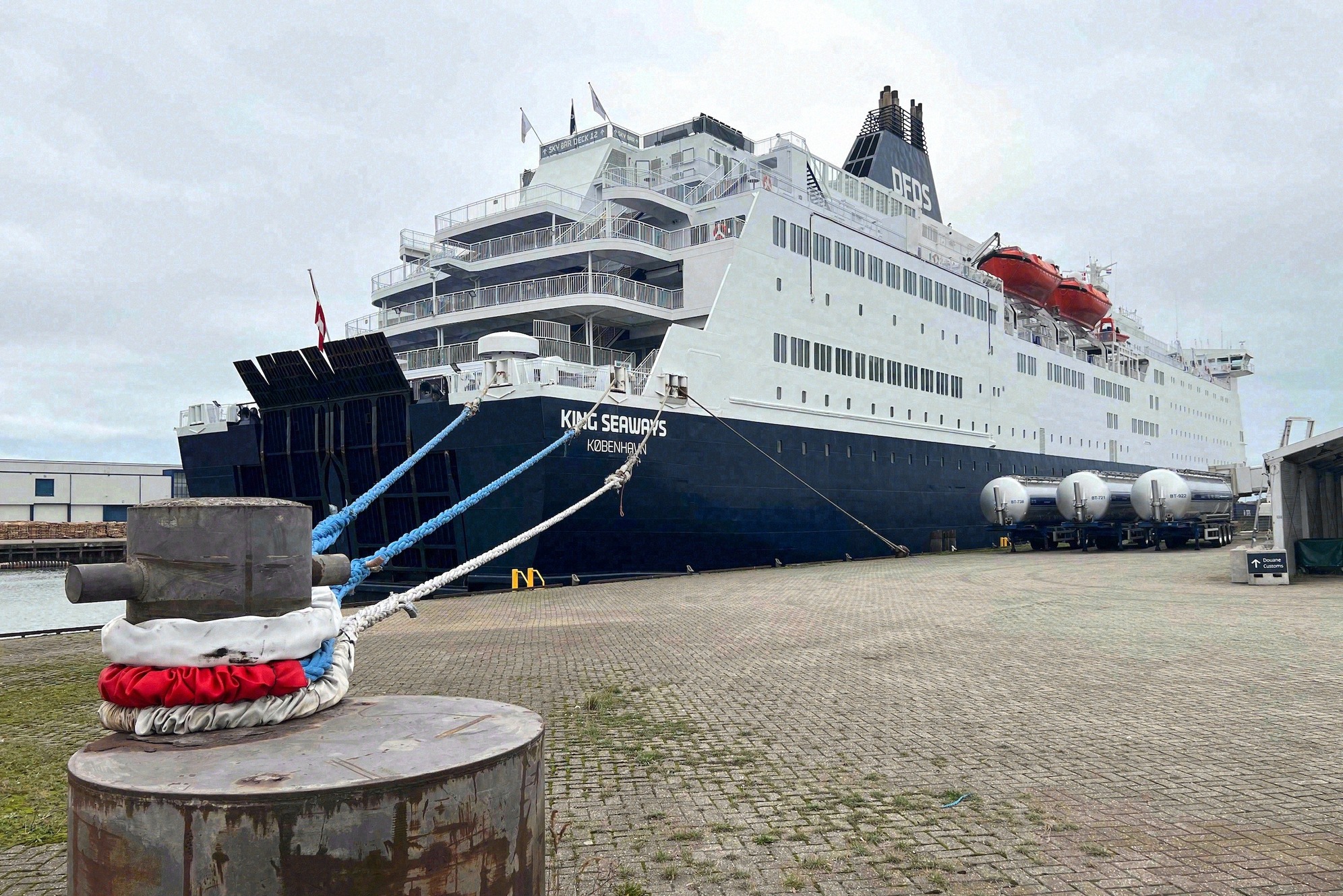 Die DFDS-Fähre King Seaways am Kai, eines der beiden Schwesternschiffe auf der Route Amsterdam - Newcastle.