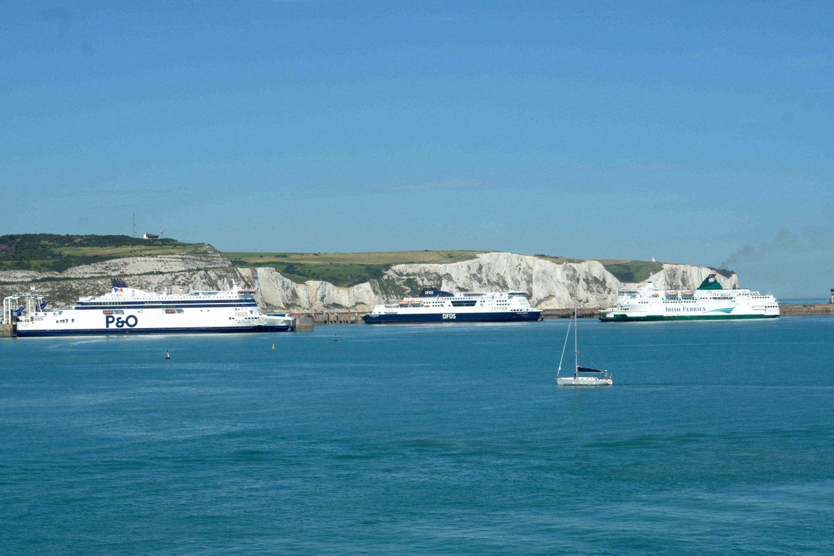 Fähren von P&O, DFDS und Irish Ferries vor den weißen Kreidefelsen von Dover