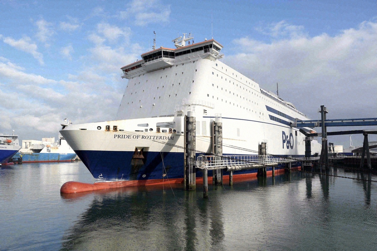 Die P&O-Fähre Pride of Rotterdam im Hafen von Rotterdam, dem Ausgangspunkt der Route nach Hull.