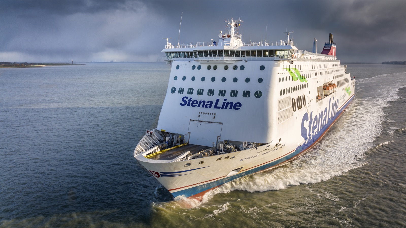 Die Stena Britannica von Stena Line läuft in die Flussmündung ein, eines der beiden Schiffe zwischen Hoek van Holland und Harwich.
