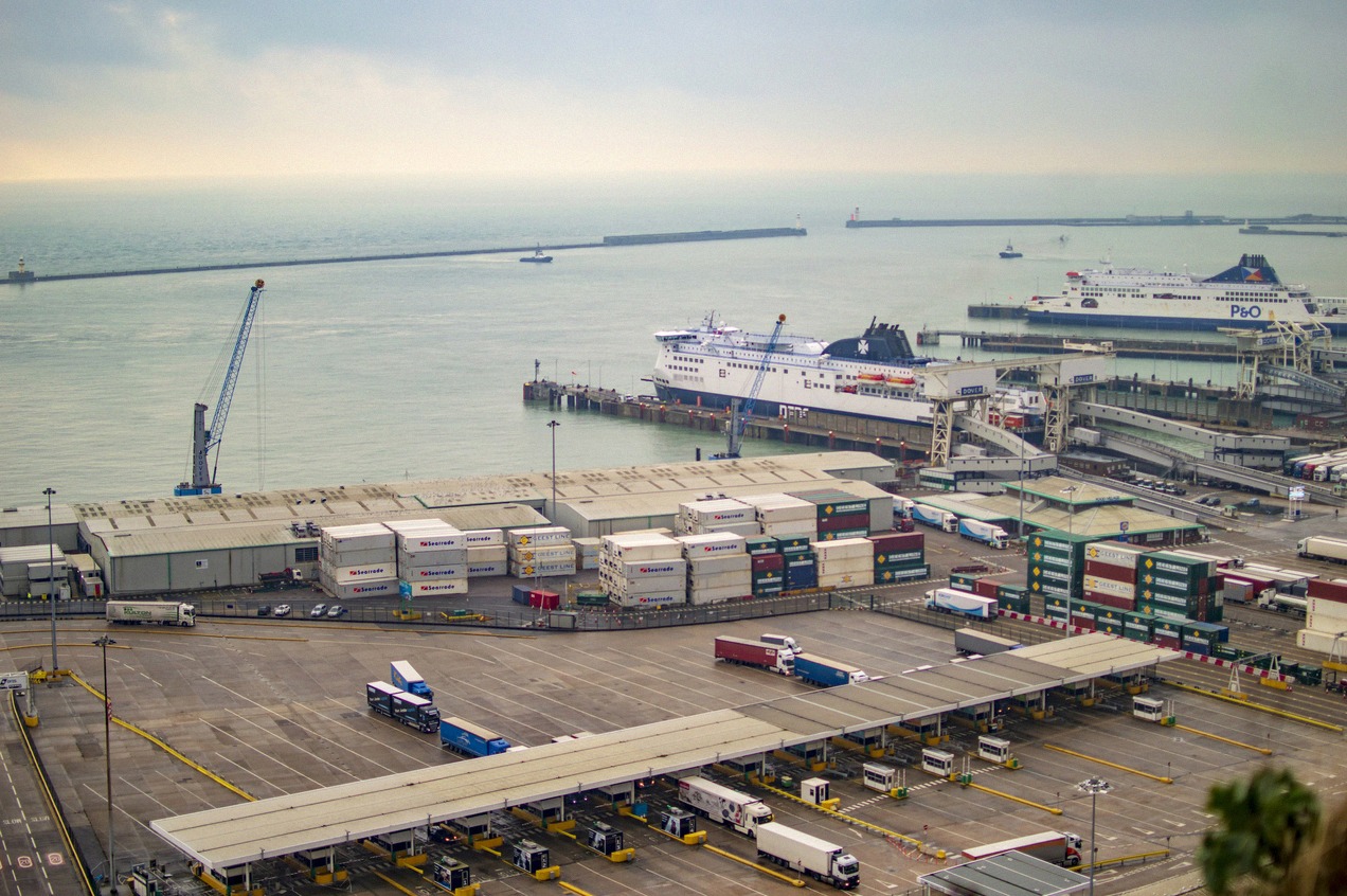 Fähre auf dem Ärmelkanal zwischen Calais und den weißen Klippen von Dover