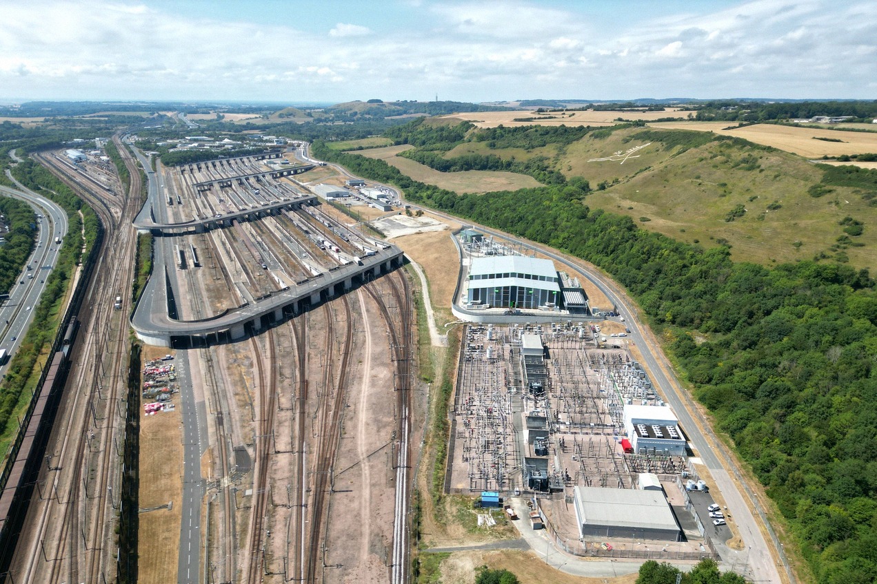 Luftaufnahme des Eurotunnel-Terminals Folkestone mit den Verladespuren
