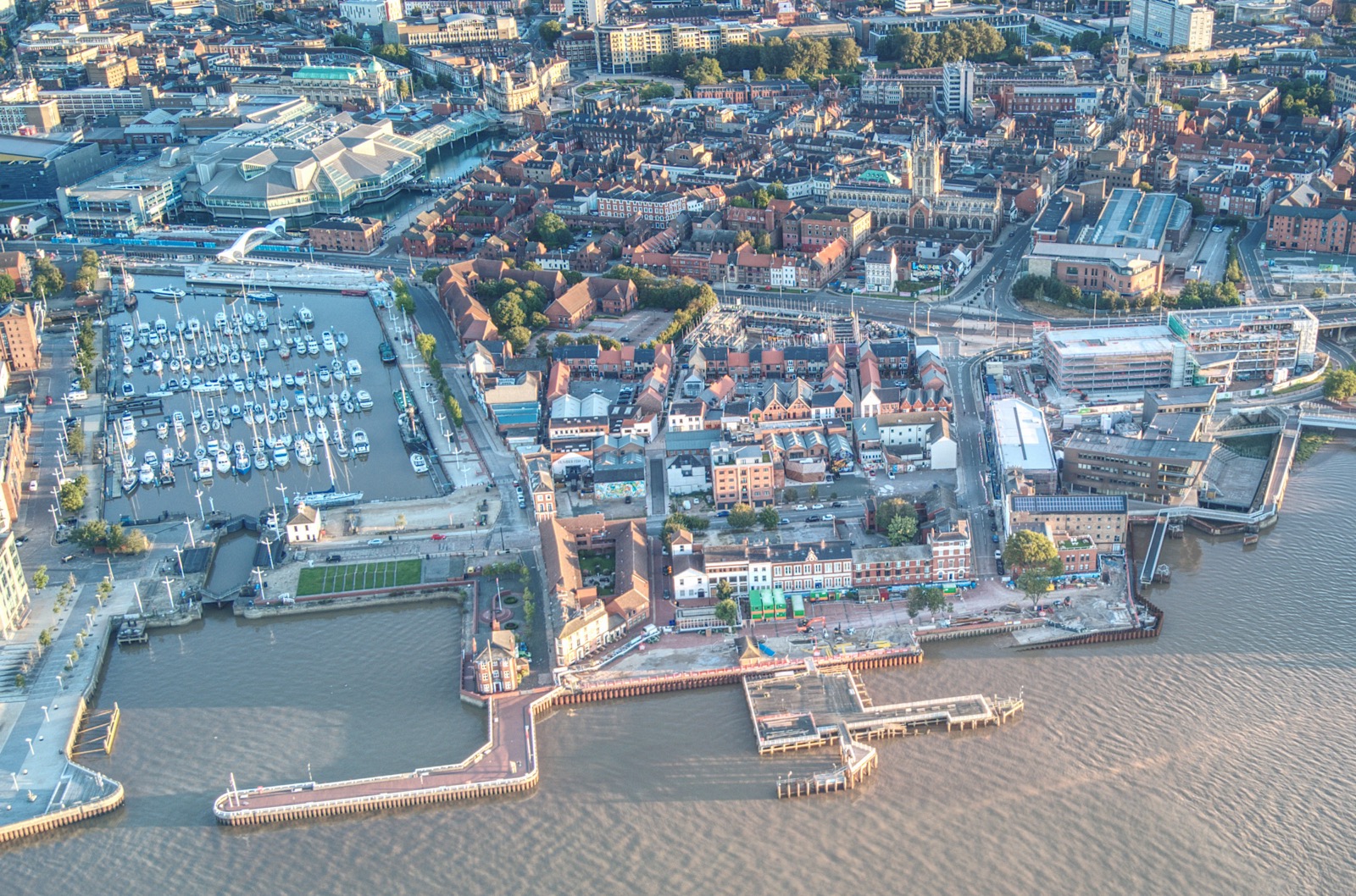 Luftaufnahme von Hull mit Altstadt, Marina und dem Ufer des Humber
