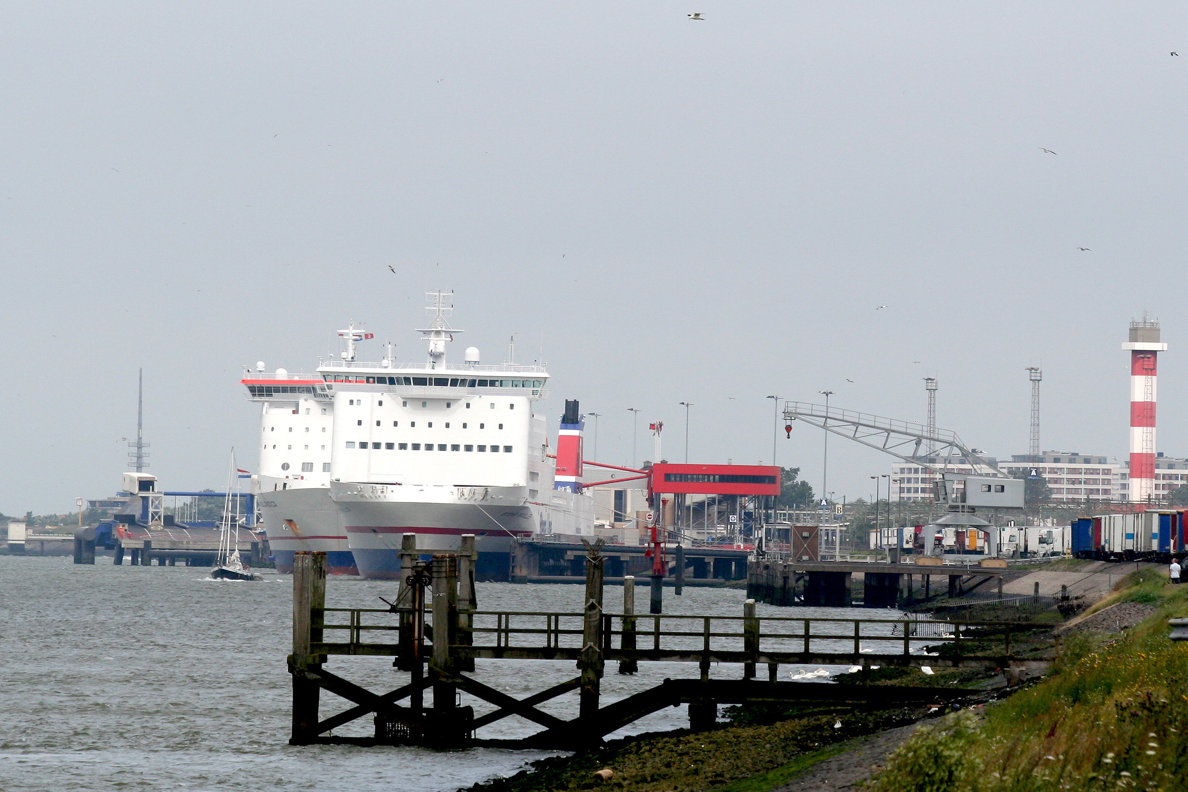 Der Fährhafen Hoek van Holland an der Nieuwe Waterweg, Ausgangspunkt der Stena-Line-Route nach Harwich.