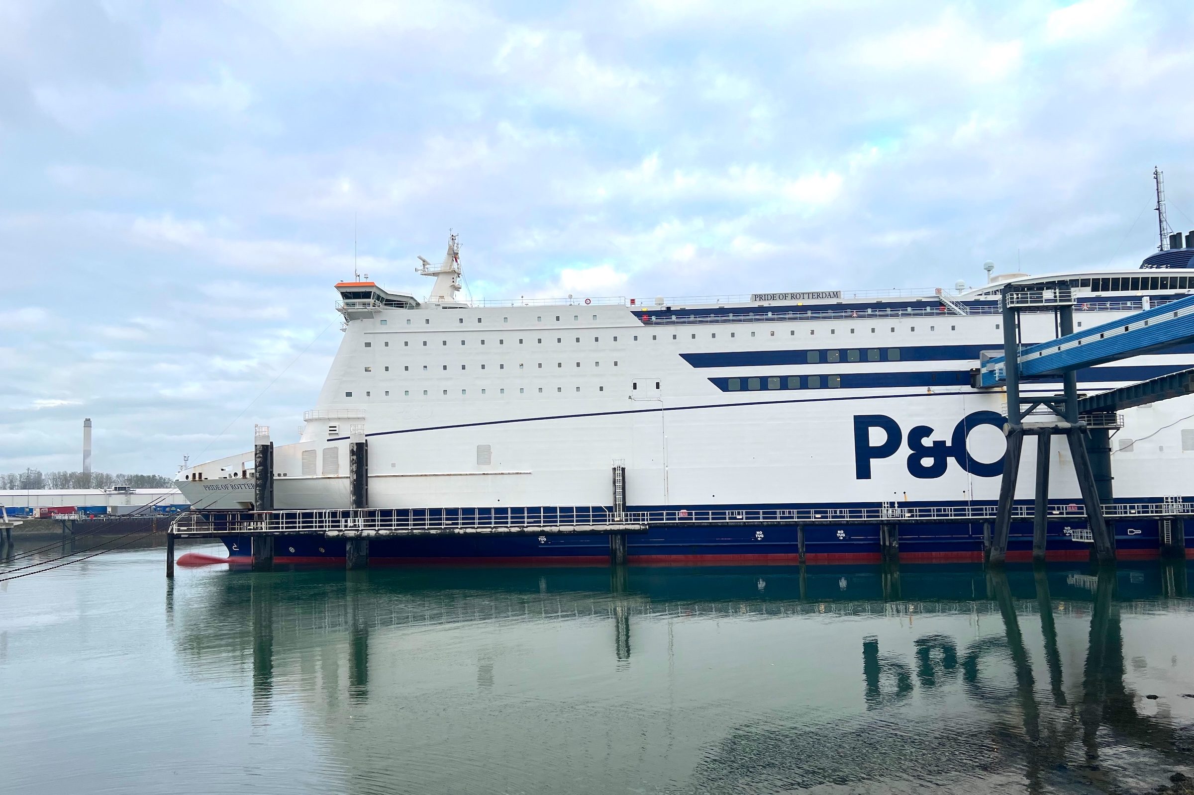 Fähre im Hafen Rotterdam Europoort bei Abend